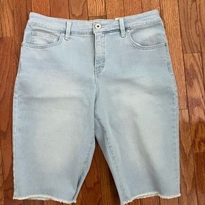 Style & Co. Women's Curvy Raw Edge Bermuda Shorts Light Wash, Size 10.